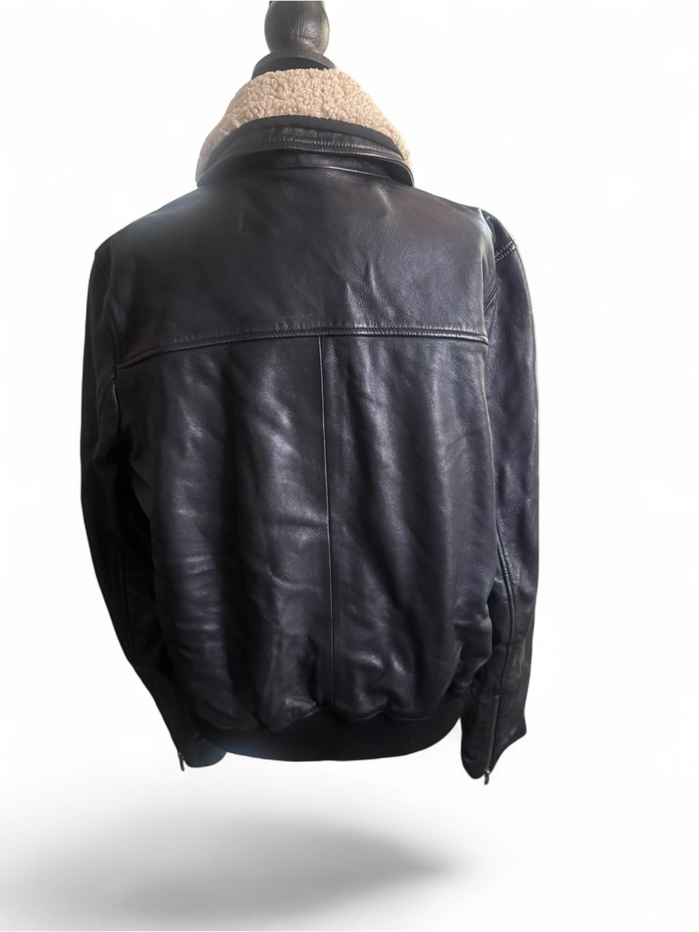 Black Leather Bomber / Cream Sherpa Collar
Bomber in EUC - Picture 3 of 7